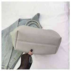 Λεπτομερής όψη γκρι μεγάλης τσάντας shopper με σχέδιο φτερού, δερμάτινη τσάντα ώμου.