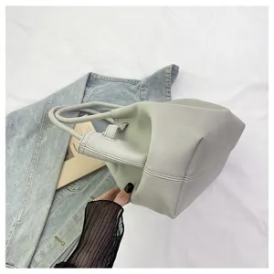 Κομψή γυναικεία τσάντα shopper από γκρι δέρμα, μεγάλη τσάντα ώμου για μετακινήσεις.