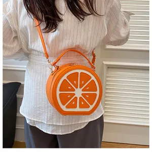 Dettaglio borsa tracolla fetta arancia, graziosa borsa spalla design agrumi stile casual.