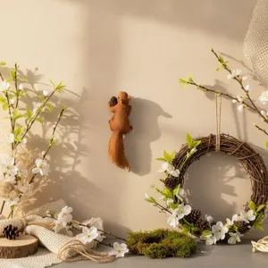 Süßes Eichhörnchen Wandbehang Ornament mit Zapfen Harz Handwerk Heimdeko Deko