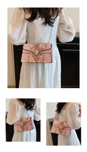 Sac à épaule rose en motif serpent avec fermoir tête d'animal en cristal pour femme.