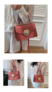 Borsa a tracolla rosa motivo coccodrillo con dettaglio chiusura a cuore di perle da donna