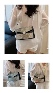 Sac bandoulière chic motif serpent avec chaîne et fermoir tête d'animal pour un style élégant.