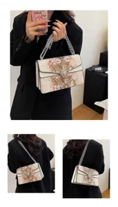 Sac à épaule rétro imprimé serpent avec chaîne en métal et fermoir élégant pour femmes.