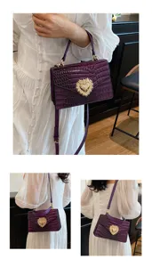 Elegante borsa a tracolla viola con stampa coccodrillo e fibbia a cuore dorata per donna.