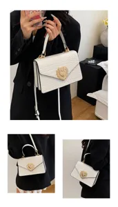 Borsa a tracolla bianca con stampa coccodrillo e chiusura a cuore con perle da donna.