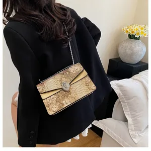 Sac bandoulière rétro pour femme avec motif serpent et fermoir en métal pour le quotidien.