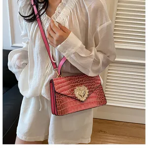 Borsa a mano con motivo coccodrillo rosa e chiusura a cuore dorata, elegante borsetta.
