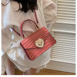 Borsa a tracolla rosa con stampa coccodrillo e chiusura in metallo a cuore decorato, borsa da donna