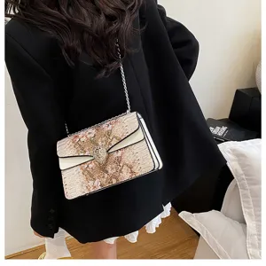 Élégant sac à bandoulière pour femme avec superbe fermoir tête d'animal et texture.