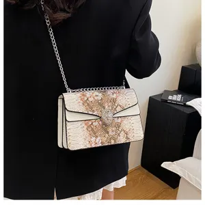 Sac à bandoulière chaîne femme élégant avec fermoir serpent, design rétro pour le travail.