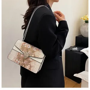 Sac à bandoulière rétro chic avec fermoir tête de serpent, chaîne élégante et motif pour femmes.