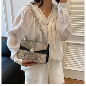 Sac à épaule rétro pour femme avec chaîne métallique et fermoir tête d'animal chic.