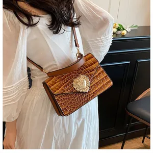 Borsa a tracolla marrone con stampa coccodrillo da donna con fibbia a cuore di perle, elegante.