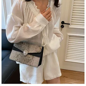 Sac à bandoulière rétro chic avec texture croco, sac d'aisselle décontracté et polyvalent pour femmes.