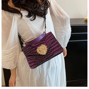Borsa a tracolla da donna con texture coccodrillo viola e fibbia cuore di perle