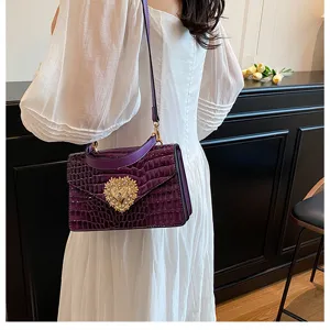 Borsa a tracolla viola con motivo coccodrillo e chiusura a cuore dorato, elegante borsa da donna.