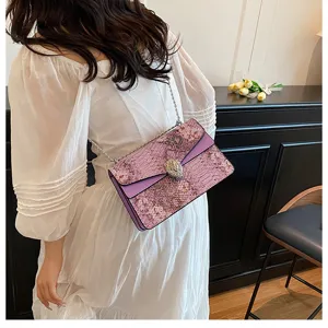 Sac bandoulière en chaîne effet peau de serpent violette, sac rétro avec fermoir tête d'animal.