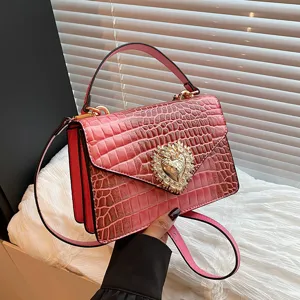 Borsa a tracolla stampa coccodrillo rosa con chiusura a cuore perla dorata vista principale