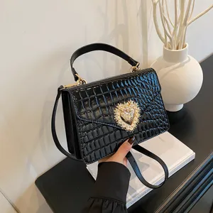 Borsa a mano nera effetto coccodrillo con chiusura a cuore dorato, elegante borsa a tracolla.