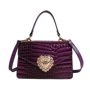 Borsa a tracolla in pelle goffrata coccodrillo viola con chiusura a cuore di perle donna.