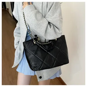 Detailed view of the black quilted tote bag with chain strap, perfect for daily commute.
