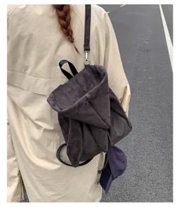 Gros plan détaillé du joli sac à dos en suédine avec oreilles de lapin style urbain.