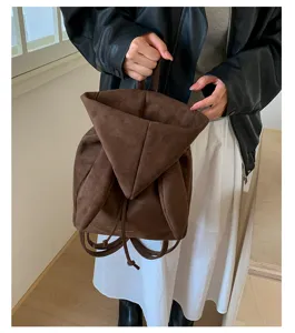 Vue détaillée du sac à dos marron en suédine oreilles de lapin avec cordon, mignon sac décontracté.