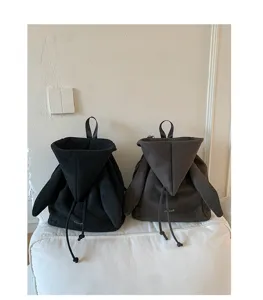 Vue détaillée du sac à dos mignon à oreilles de lapin et capuche, en tissu doux et cordon.