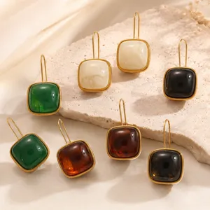 Nahaufnahme Detail von Retro quadratischen Harz Ohrringen mit goldenen Haken für Damen Farben