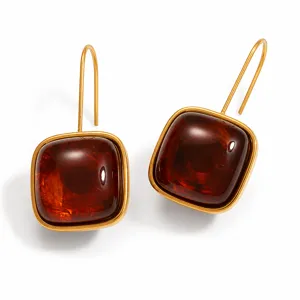 Quadratische bernsteinfarbene Harz Hängeohrringe aus Titanstahl, klassische elegante Details.