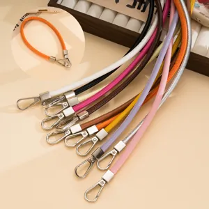 Catena per cinturino del telefono in pelle colorata con chiusura in metallo dettaglio.