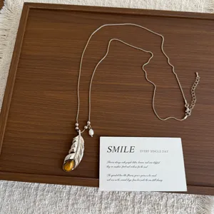 Elegante collana stile coreano piuma occhio di tigre con perla, catena maglione vintage.