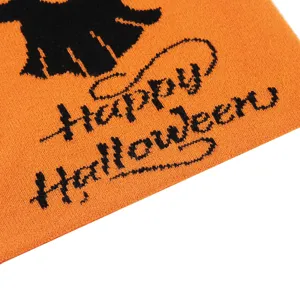 Nahaufnahme der gestrickten Halloween Mütze mit Geister Jacquardmuster und Buchstaben.