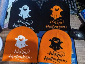 Detaillierte Nahaufnahme der Halloween Strickmütze mit Geister Jacquard Mustern.