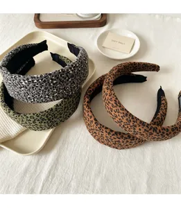 Vista detallada de diademas anchas de esponja con estampado de leopardo, accesorios.