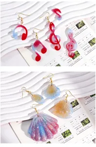 Epoxidharz Musiknoten und Muschel Ohrringe Detailansicht, bunte Glitzer DIY Schmuckzubehör.