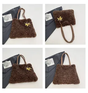 Bolso tote marrón de pelo sintético para mujer con asa trenzada y bonito colgante de flor para otoño.