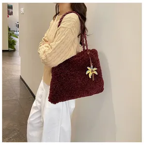 Cómodo bolso tote de peluche para mujer, elegante detalle de bolso de hombro estilo suave.