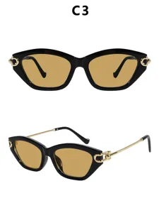 Dames mode cat-eye zonnebril met stijlvolle metalen tempeldetails en elegante bruine lenzen