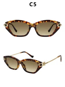Gedetailleerd overzicht van modieuze cat-eye zonnebril met schildpadmontuur en ketting.