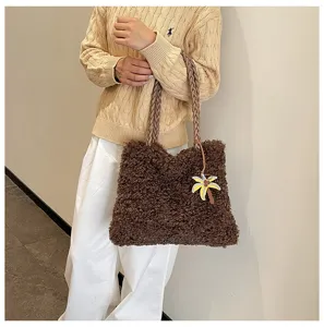 Cómodo bolso tote peludo marrón para mujer, elegante bolso de hombro con asas trenzadas.