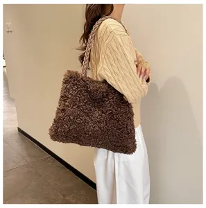 Bolso tote esponjoso marrón vista de detalle, material suave con correa trenzada elegante.