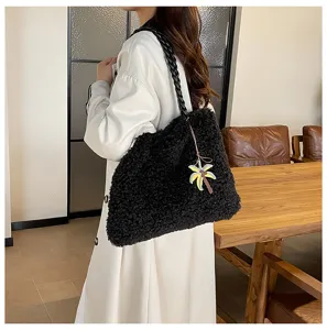 Elegante bolso tote de felpa negra con correa trenzada y dije de palmera para mujer.
