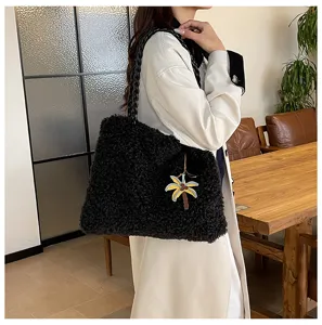 Bolso tote de felpa negra para mujer, suave bolso de hombro peludo con bonito colgante de palmera.