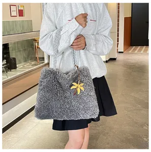 Cómodo bolso tote de felpa gris para mujer, bolso de hombro esponjoso con dije de flor.