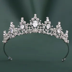 Nahaufnahme der funkelnden Strass Braut Tiara Details, elegantes silbernes Haarschmuck Accessoire.