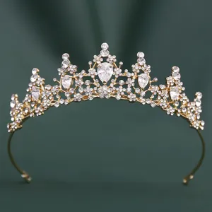 Detailansicht einer goldenen Strass-Brauttiara, funkelndes Kristall-Hochzeits-Haaraccessoire.