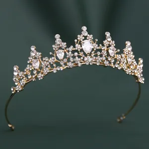 Detailansicht einer glitzernden Kristall Zirkonia Braut Tiara Krone in Goldoptik.