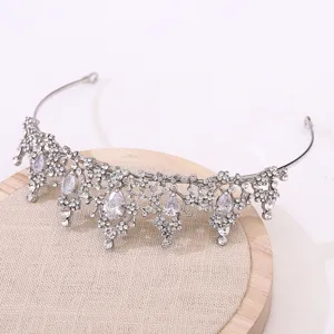 Detailaufnahme der funkelnden Kristall Strass Braut Tiara, feine handwerkliche Details.
